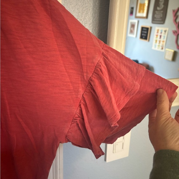 Gap large t shirt with ruffled sleeves - Picture 2 of 5